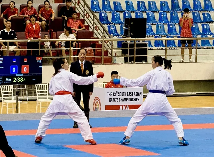 Võ sĩ Đinh Thị Hương (đai đỏ) tranh tài tại trận chung kết. Ảnh: MINH CHIẾN