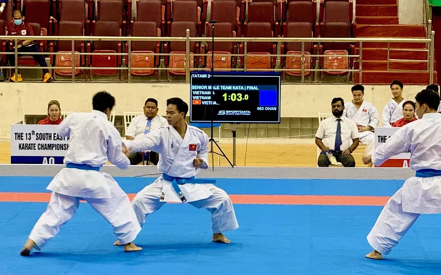 Võ sĩ karate Việt Nam đã có tấm HCV nội dung kata đồng đội nam tại giải. Ảnh: MINH CHIẾN