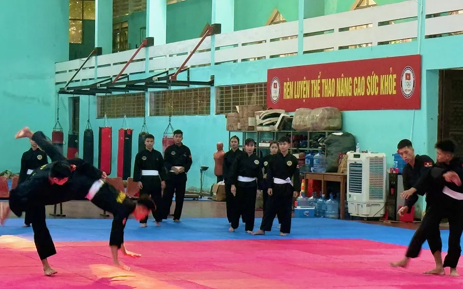 Võ sĩ pencak silat tập trung chuẩn bị chuyên môn để thi đấu giải vô địch châu Á 2026 trên sân nhà. Ảnh: MINH CHIẾN