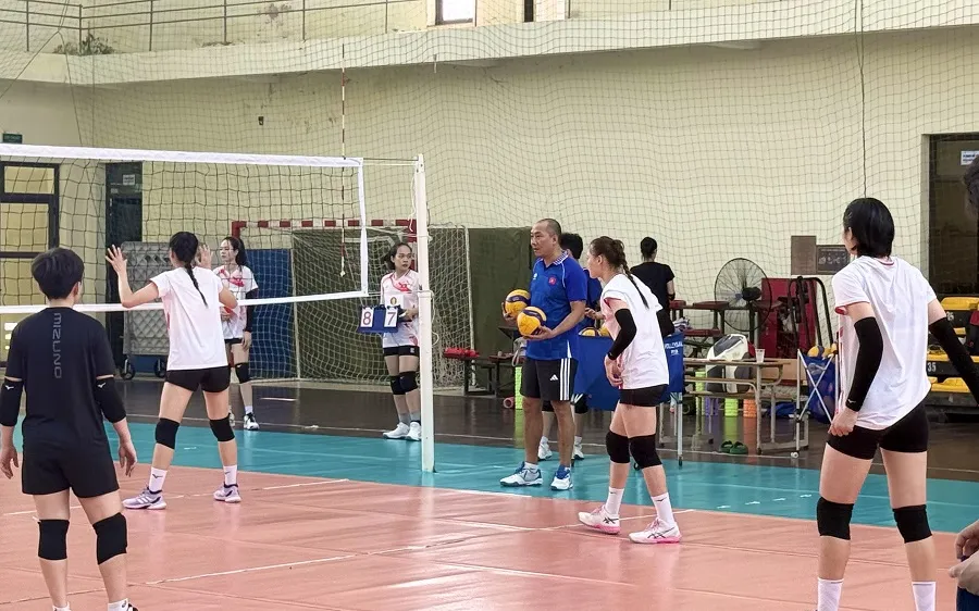 Cầu thủ bóng chuyền nữ Việt Nam đang tích cực tập luyện. Ảnh: MINH CHIẾN