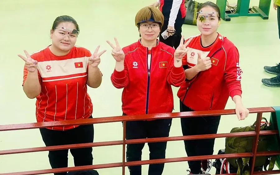 Xạ thủ Trịnh Thu Vinh và Nguyễn Thùy Trang đang tranh tài tại Trung Quốc. Ảnh: MINH MINH
