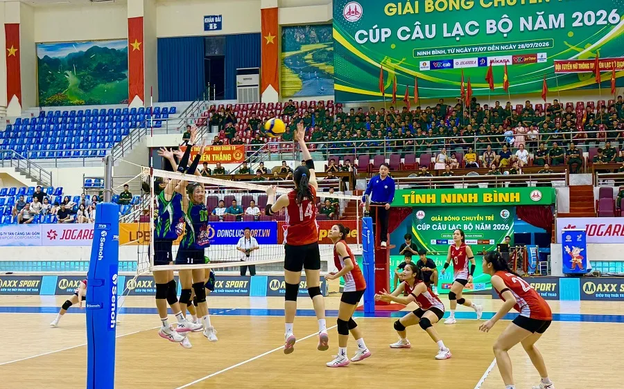 Cầu thủ 2 đội đã thi đấu trận chung kết để tạo nên cuộc giằng co hấp dẫn. Ảnh: MINH CHIẾN