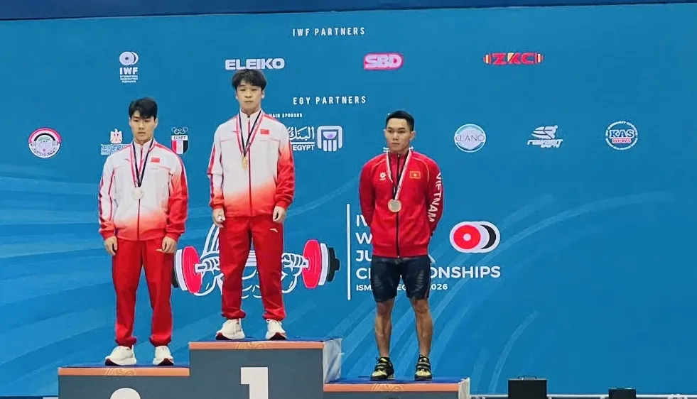 Lực sĩ K'Dương (áo đỏ) là niềm hy vọng thành tích tại ASIAD 20 của đội tuyển cử tạ Việt Nam. Ảnh: MINH MINH