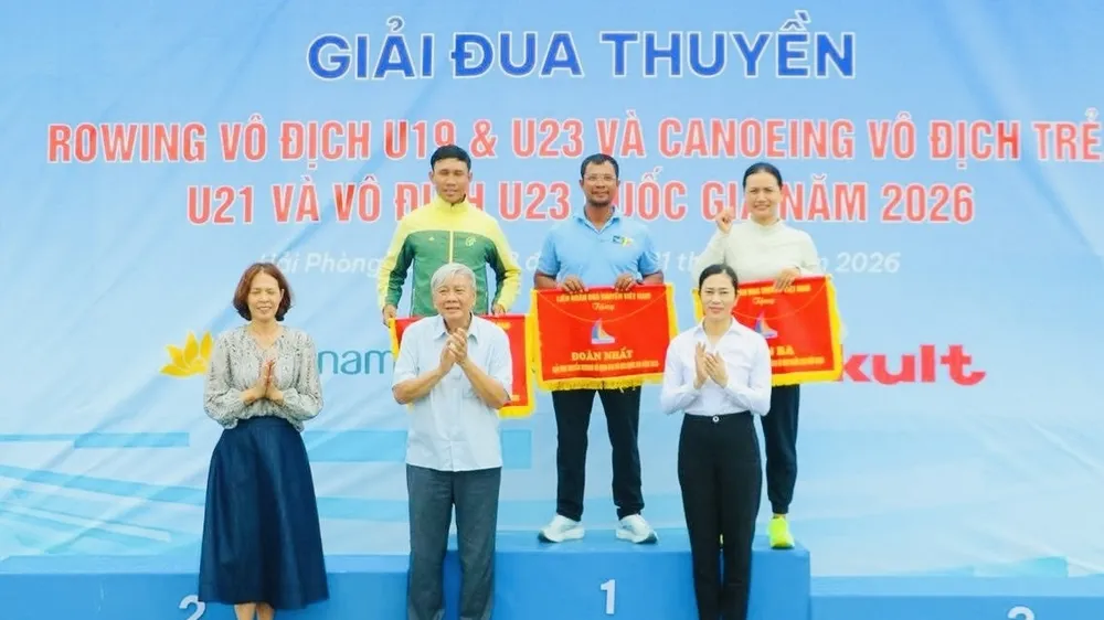 Các đội dẫn đầu thành tích tại giải rowing trẻ đã được trao cờ lưu niệm toàn đoàn. Ảnh: VCRSF