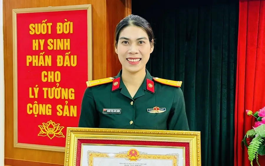 Cầu thủ Đoàn Thị Lâm Oanh vinh dự nhận Huân chương Lao động hạng Ba. Ảnh: LÂM OANH