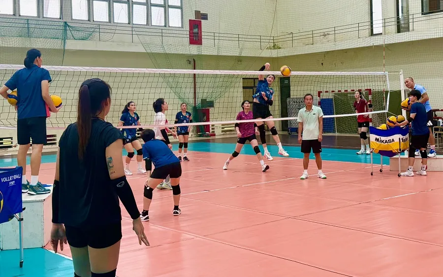 Đội tuyển bóng chuyền nữ Việt Nam tập luyện cho tới sát ngày lên đường đi Trung Quốc thi đấu. Ảnh: MINH CHIẾN