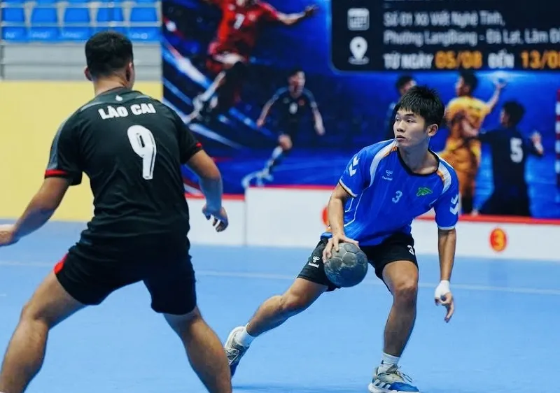 Cầu thủ bóng ném thi đấu tại giải vô địch trẻ quốc gia 2026. Ảnh: VHF