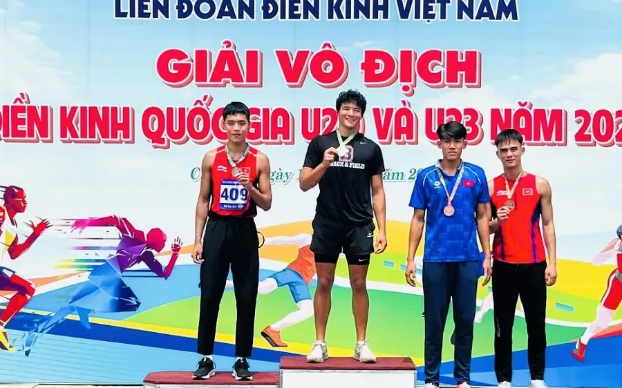 VĐV của điền kinh TPHCM có HCV nhảy sào nam nhóm tuổi U23. Ảnh: TRỊNH ĐỨC