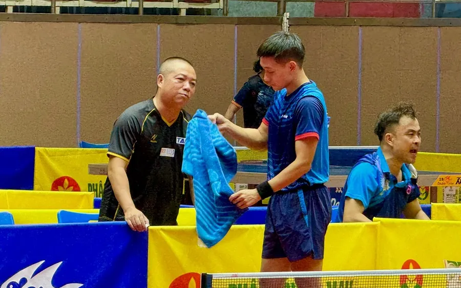 Tay vợt Nguyễn Anh Tú được HLV Vũ Văn Trung điều chỉnh chuyên môn ngay khi gặp khó khăn trong thi đấu. Ảnh: MINH CHIẾN