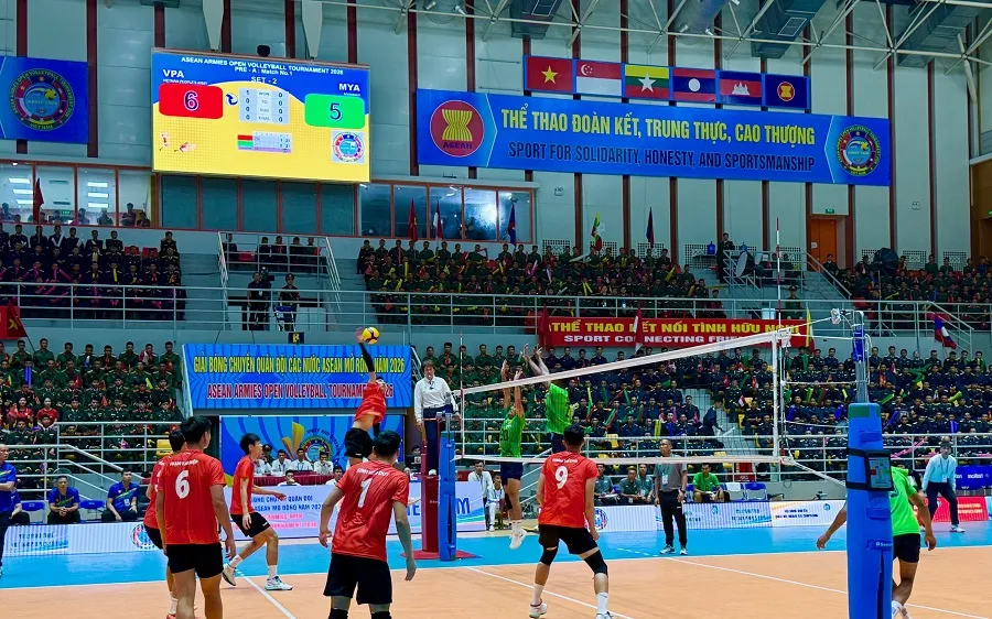 Các cầu thủ Đội tuyển Quân đội Việt Nam (áo đỏ) chơi áp đảo trước đội Myanmar. Ảnh: MINH CHIẾN