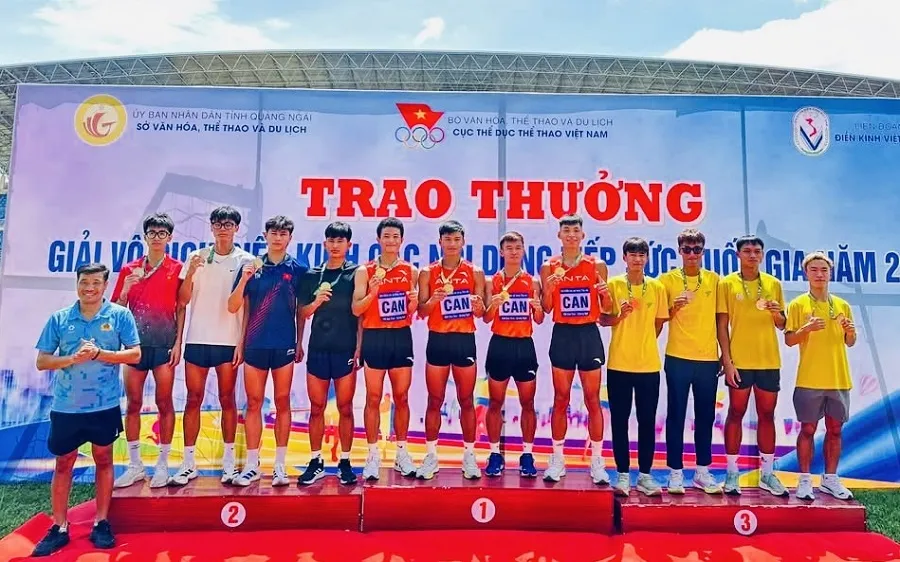 Đội tiếp sức trẻ 4x200m của U20 Công an Nhân dân đã giành HCV và phá kỷ lục. Ảnh: TRỊNH ĐỨC