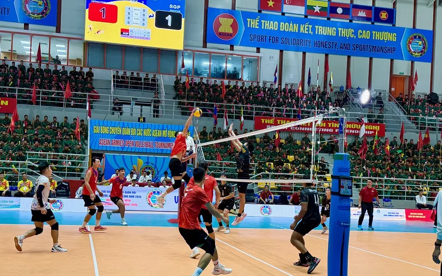 Đội tuyển bóng chuyền nam Quân đội Việt Nam (áo đỏ) đã giành chiến thắng tại bán kết (Ảnh: MINH CHIẾN)