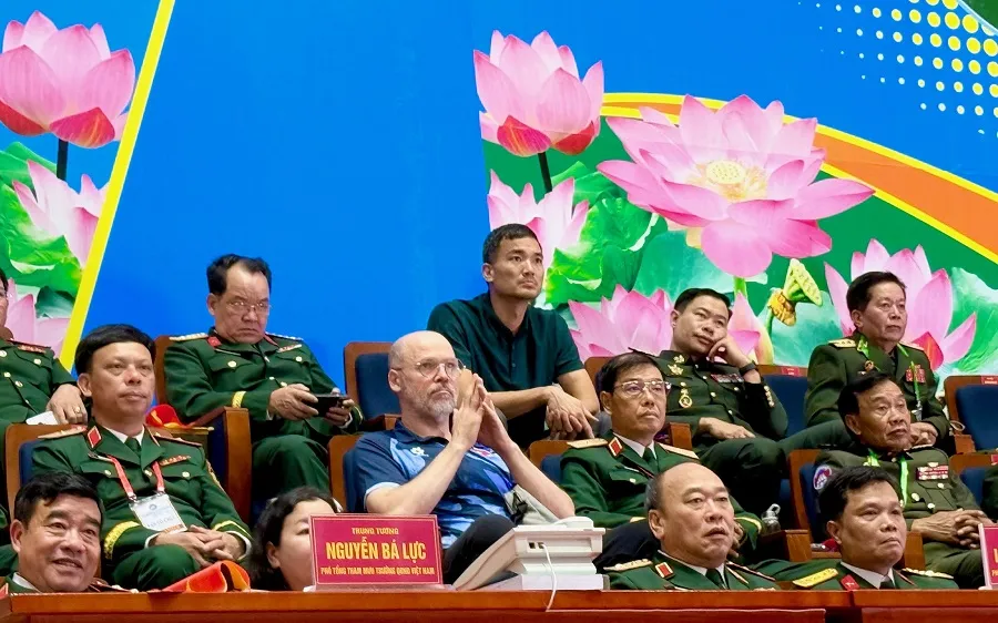 Chuyên gia Federico Rampazzo có mặt tại khán đài nhà thi đấu Đông Anh -Hà Nội )Ảnh: MINH CHIẾN)