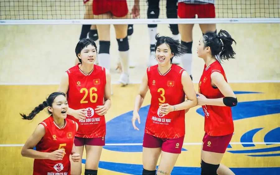 Đội tuyển bóng chuyền nữ Việt Nam trong trận đấu với đội chủ nhà Trung Quốc. Ảnh: AVC