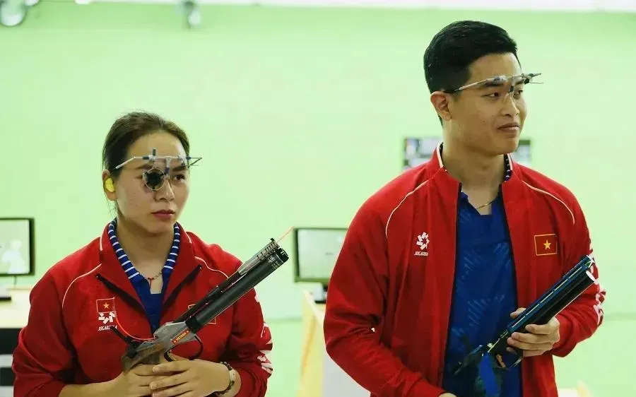 Hai xạ thủ hàng đầu của tổ súng ngắn thuộc Đội tuyển bắn súng Việt Nam: Trịnh Thu Vinh, Phạm Quang Huy (Ảnh: DŨNG PHƯƠNG)