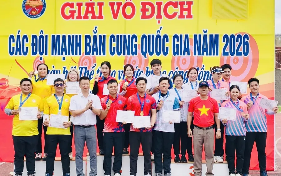 Các cung thủ có thành tích xuất sắc được trao huy chương tại giải. Ảnh: BẮN CUNG VN