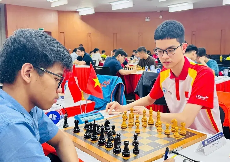 Kiện tướng Bành Gia Huy (áo đỏ) có cơ hội thi đấu tại Olympiad 2026 sắp tới (Ảnh: BÙI VINH)