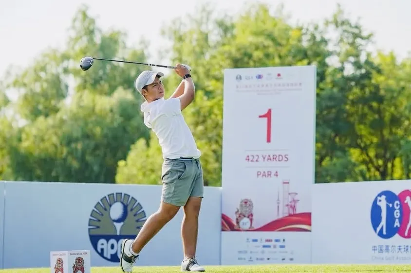 Golf thủ Nguyễn Tuấn Anh của Đội tuyển golf Việt Nam đang tranh tài ở giải. Ảnh: VGA