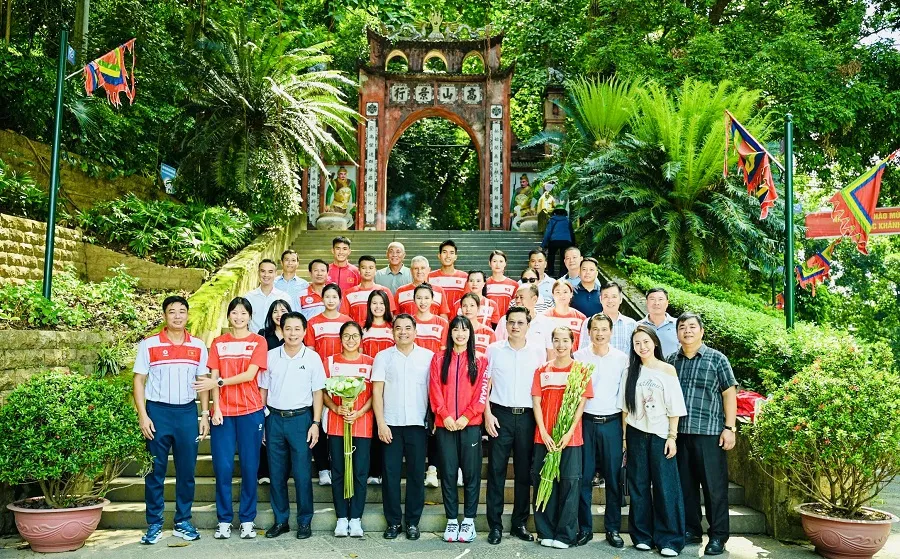 Đội tuyển điền kinh Việt Nam dâng hương tại Đền Hùng. Ảnh: HUY TRẦN