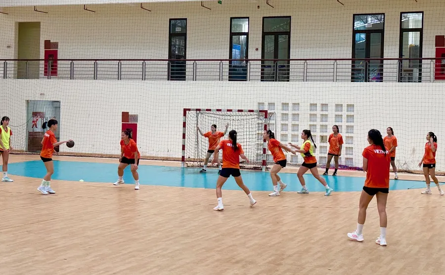 Đội tuyển bóng ném nữ Việt Nam tập luyện để hoàn thiện chuyên môn sẵn sàng dự ASIAD 20. Ảnh: MINH CHIẾN