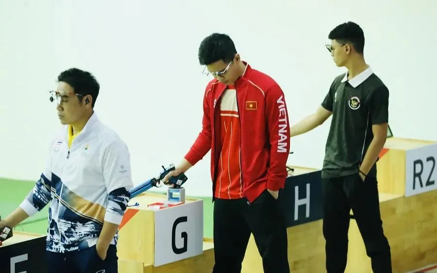 Xạ thủ Phạm Quang Huy đang tập trung chuẩn bị chuyên môn tốt nhất cho nội dung 10m súng ngắn hơi nam. Ảnh: DŨNG PHƯƠNG
