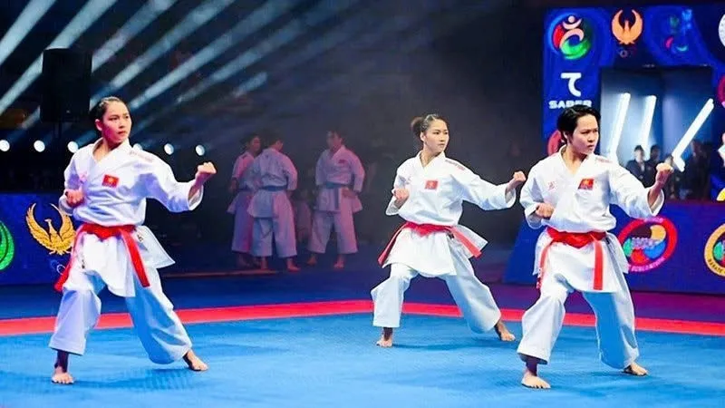 Đội tuyển karate Việt Nam tập trung chuẩn bị chuyên môn cho nội dung kata đồng đội nữ để tranh chấp huy chương tại ASIAD 20. Ảnh: AKF