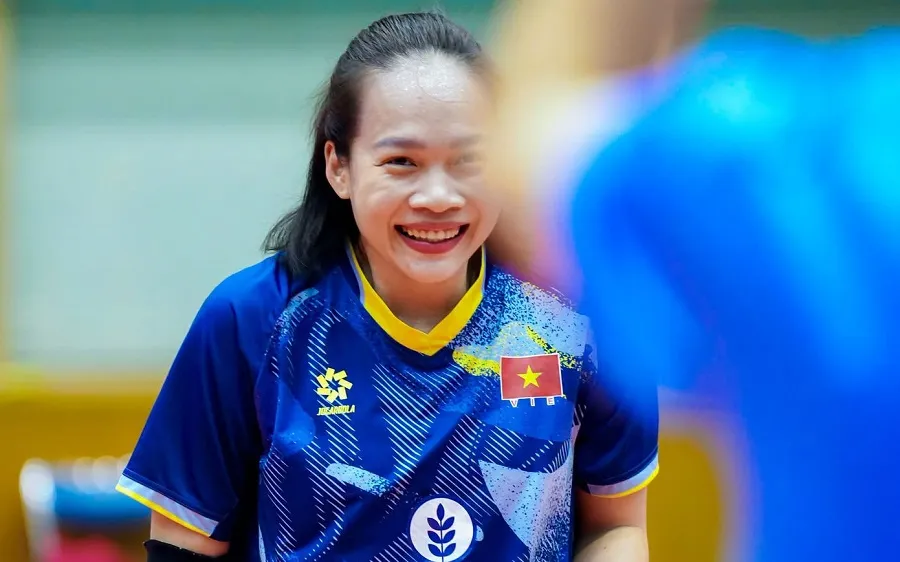 Chuyền hai Kim Thoa giữ được sự thoải mái trong buổi tập chuyên môn. Ảnh: VFV