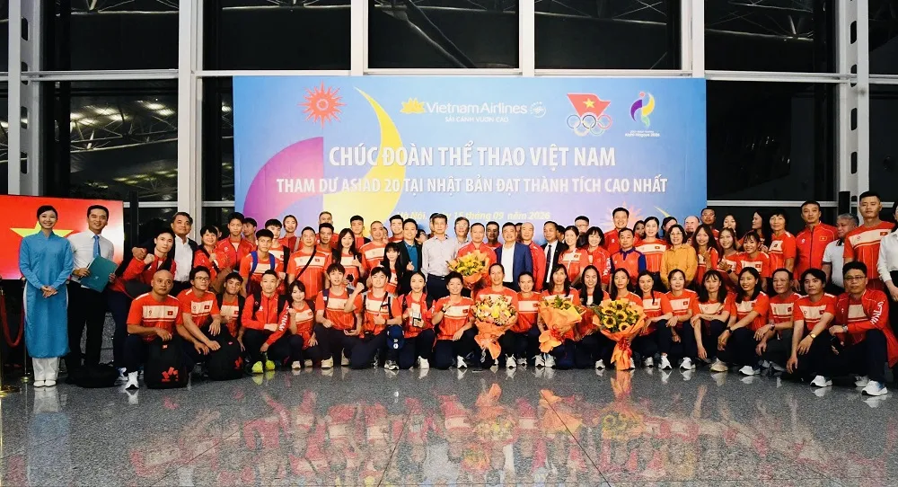 Thành viên Đoàn thể thao Việt Nam lên đường tranh tài ASIAD 20. Ảnh: THÁI DƯƠNG