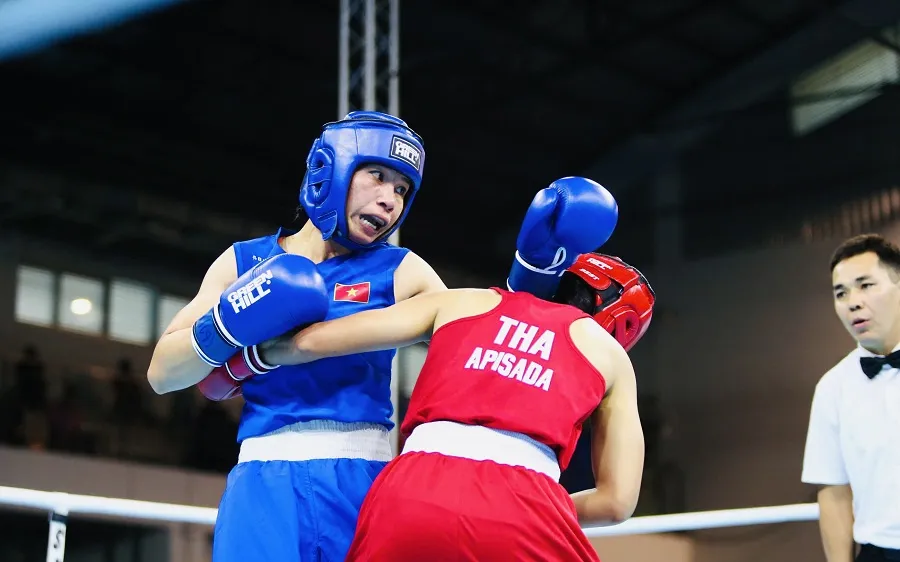 Tuyển thủ Hà Thị Linh (xanh) là niềm hy vọng huy chương của Đội tuyển boxing Việt Nam tại ASIAD 20. Ảnh: DŨNG PHƯƠNG
