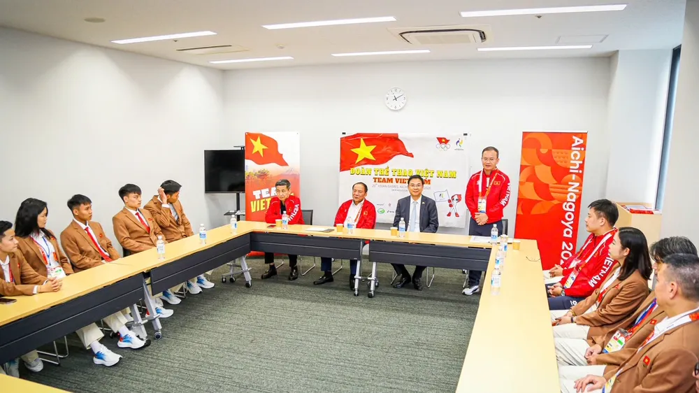 Chủ tịch Ủy ban Olympic Việt Nam Nguyễn Văn Hùng và Đại sứ Phạm Quang Hiệu gặp mặt Đoàn thể thao Việt Nam tại ASIAD 20. Ảnh: LƯỢNG LƯỢNG