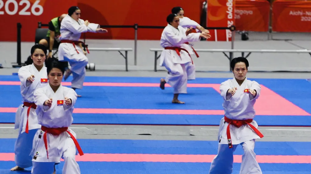 Võ sĩ karate nữ Việt Nam đã vào chung kết nội dung kata (biểu diễn) đồng đội. Ảnh: LƯỢNG LƯỢNG