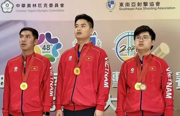 Phạm Quang Huy (giữa) tập trung thi đấu nội dung 10m súng ngắn hơi nam trong ngày tranh tài. Ảnh: MINH MINH