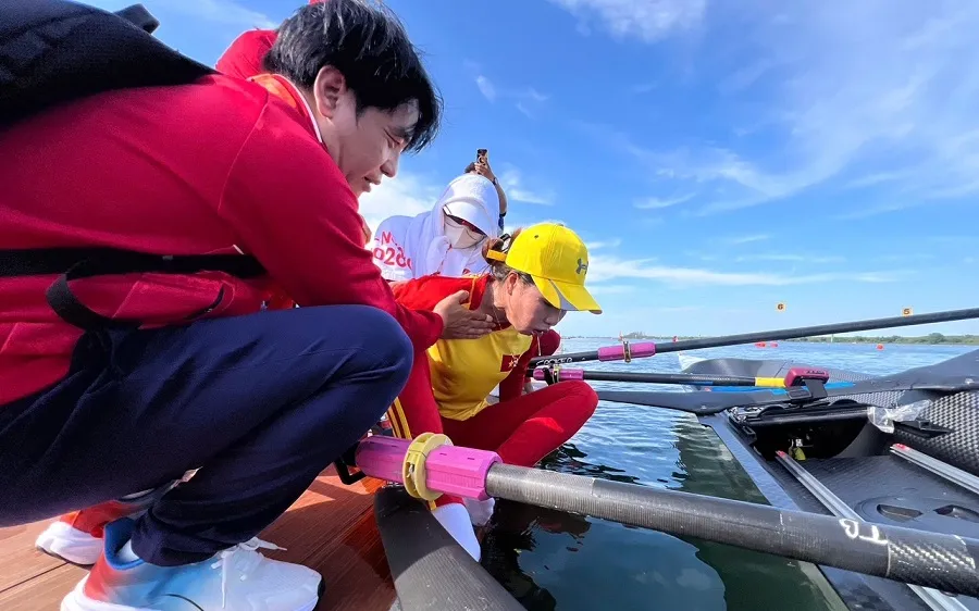 Tuyển thủ rowing Việt Nam gặp vấn đề sức khỏe sau khi kết thúc thi đấu. Ảnh: LƯỢNG LƯỢNG