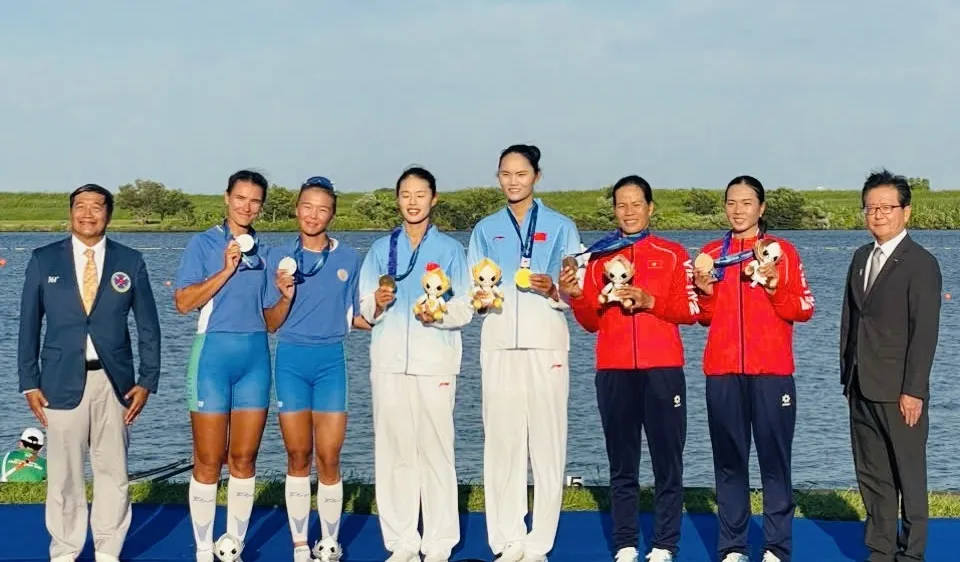 Cặp tay chèo Đinh Thị Hảo, Phạm Thị Huệ của Việt Nam có HCĐ tại ASIAD 20. Ảnh: LƯỢNG LƯỢNG