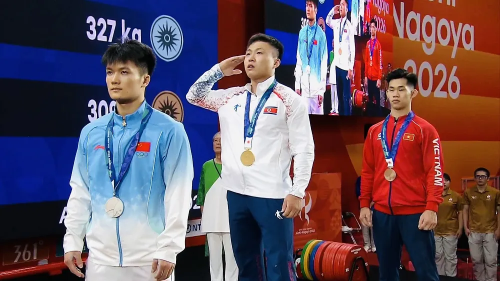 Trần Minh Trí (áo đỏ) đã có HCĐ tại ASIAD 20. Ảnh: PHÙNG CƯỜNG