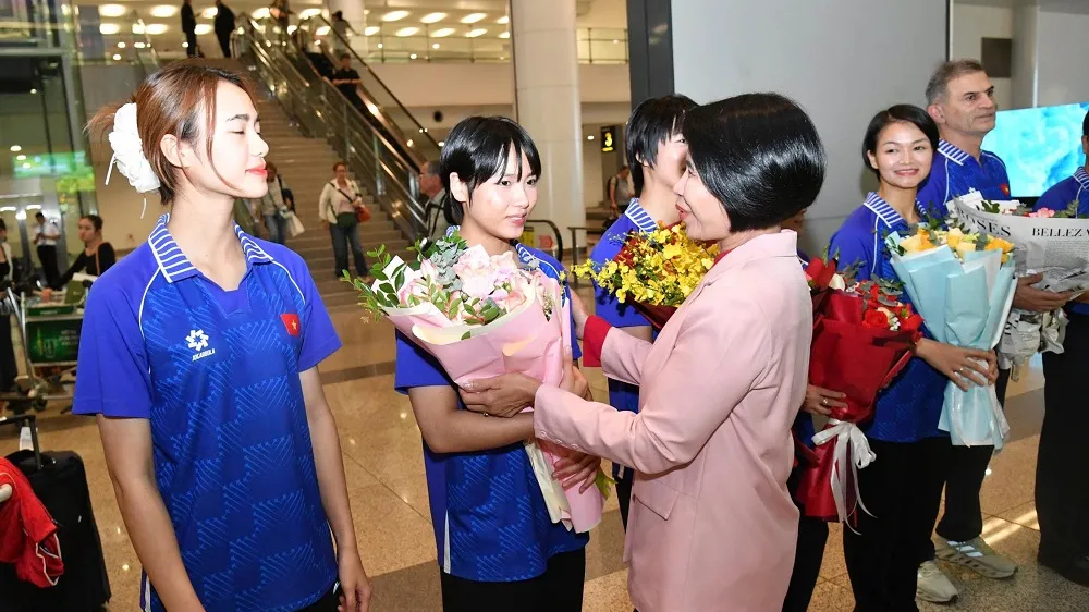 Phó Cục trưởng Cục TDTT Việt Nam Lê Thị Hoàng Yến tặng hoa chúc mừng các tuyển thủ. Ảnh: THÁI DƯƠNG