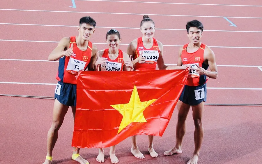 Các tuyển thủ điền kinh Việt Nam giành tấm HCĐ quan trọng ngày đầu tiên tranh tài tại ASIAD 20. Ảnh: LƯỢNG LƯỢNG