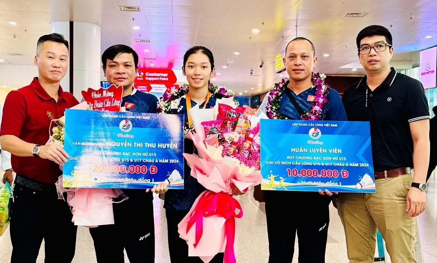 Ông Khoa Trung Kiên (áo đen, ngoài cùng bên phải) nhận vai trò tân Tổng thư ký Liên đoàn cầu lông Việt Nam. Ảnh: VBF