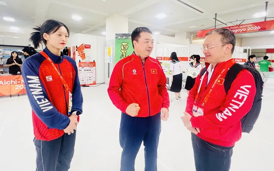 Tuyển thủ Nguyễn Thị Tâm (trái) được Trưởng đoàn thể thao Việt Nam Nguyễn Hồng Minh gặp mặt động viên tại ASIAD 20. Ảnh: LƯỢNG LƯỢNG