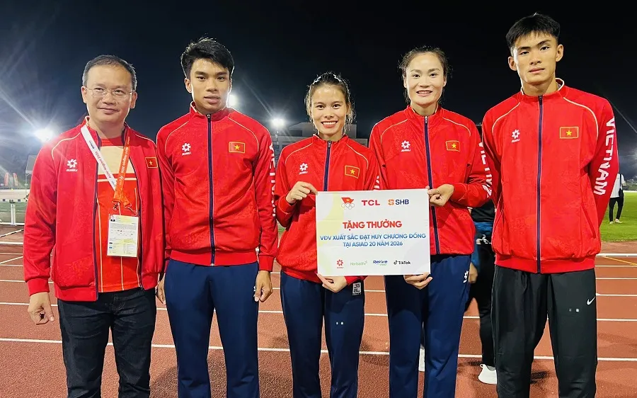 Trưởng đoàn Nguyễn Hồng Minh (ngoài cùng bên trái) động viên VĐV điền kinh Việt Nam giành HCĐ đầu tiên tại ASIAD 20. Ảnh: LƯỢNG LƯỢNG