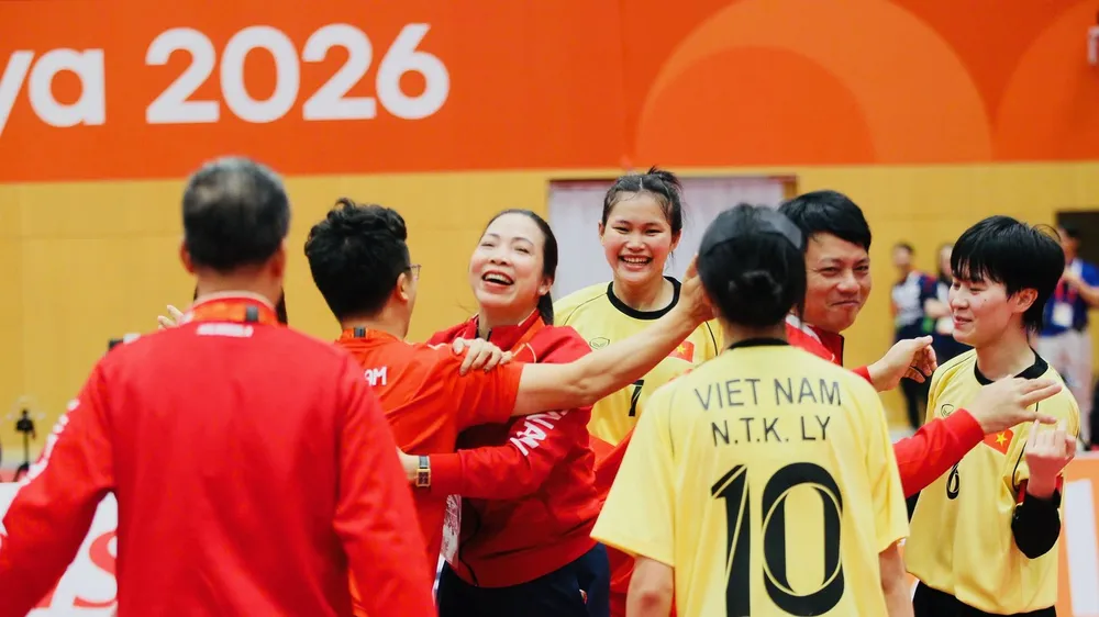 Ban huấn luyện và cầu thủ hân hoan sau chiến thắng tại chung kết. Ảnh: LƯỢNG LƯỢNG