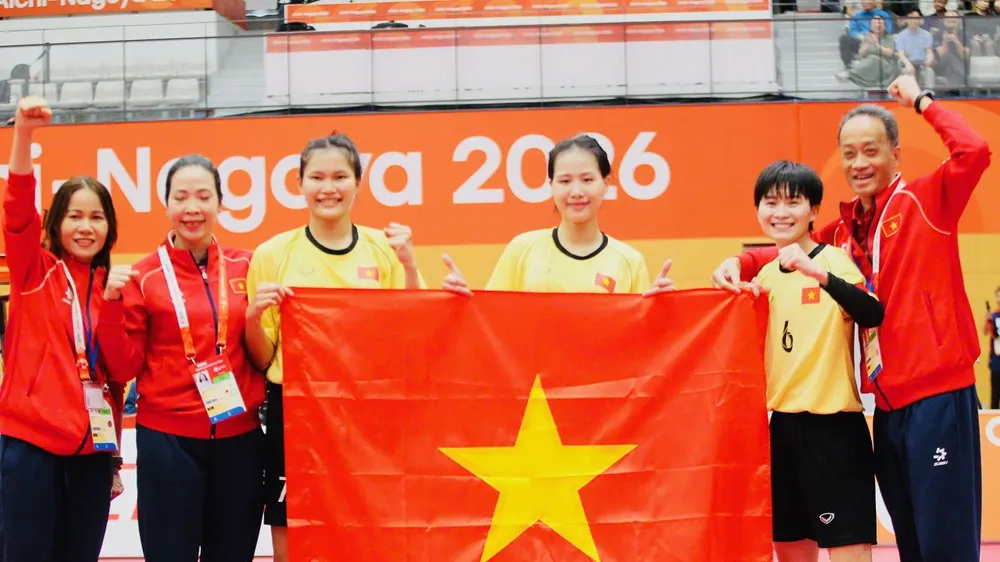 HLV trưởng Trần Thị Vui (ngoài cùng bên trái) tận hưởng niềm vui chiến thắng. Ảnh: LƯỢNG LƯỢNG