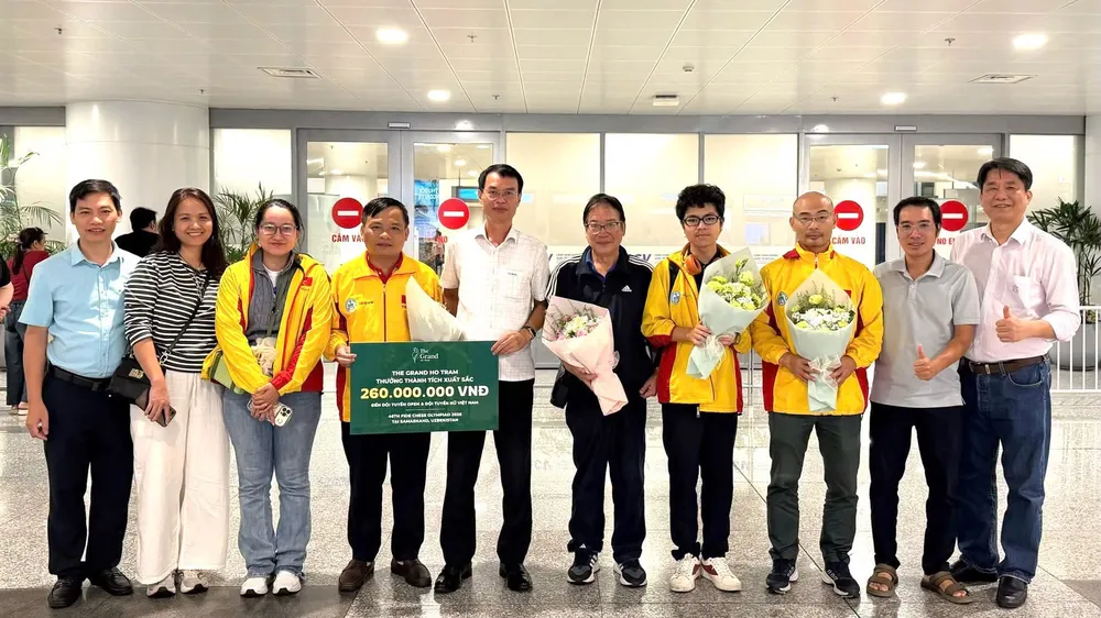 Các kỳ thủ Việt Nam được chào đón trở về tại khu vực Hà Nội. Ảnh: VCF
