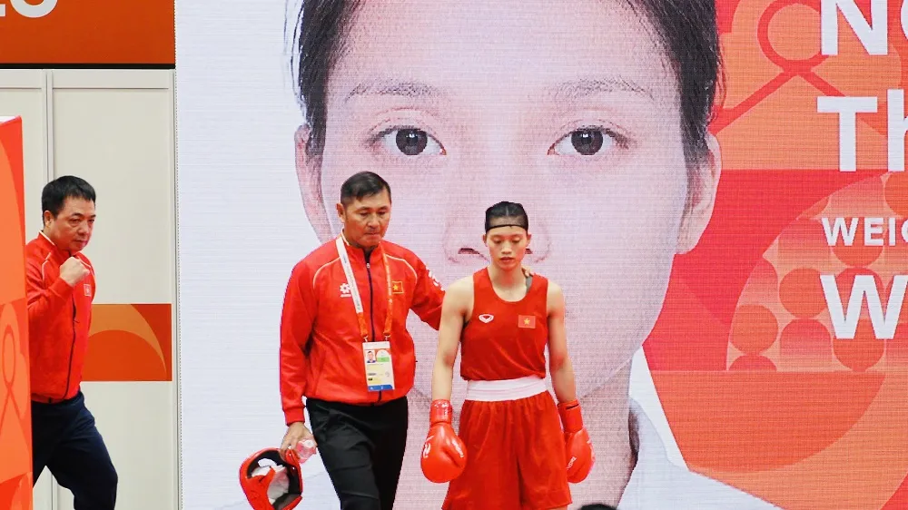 Chuyên gia Tawan Mungphing Klang và võ sĩ Nguyễn Thị Tâm luôn có mặt trên đài đấu tại ASIAD 20. Ảnh: LƯỢNG LƯỢNG