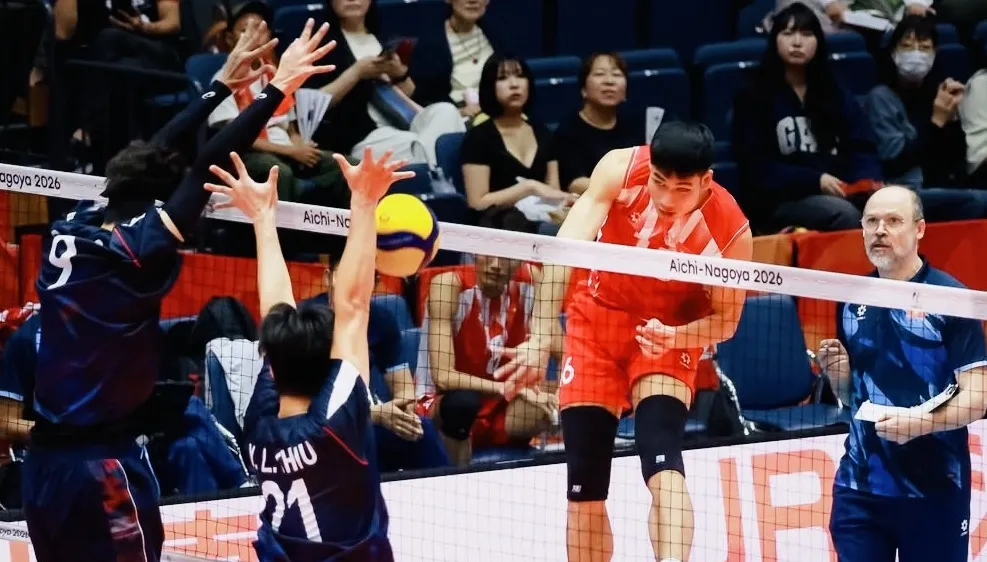 Đội tuyển bóng chuyền nam Việt Nam (áo đỏ) sẽ thi đấu lượt phân hạng trong ngày 1-10. Ảnh: AINAGOC