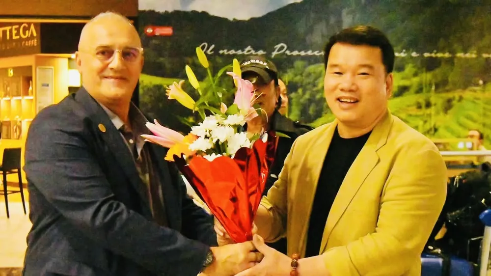 Tiến sĩ Nguyễn Ngọc Anh (áo vàng) đang có mặt tại Italy dự Giải vô địch, vô địch trẻ thế giới Võ cổ truyền Việt Nam. Ảnh: WFVV