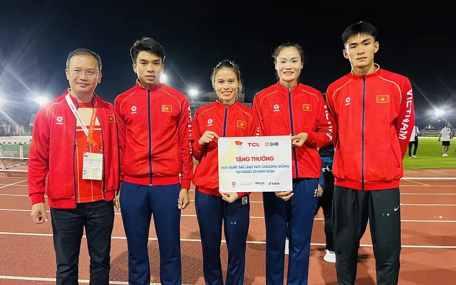 Đội điền kinh Việt Nam giành 1 HCĐ tại ASIAD 20 trong nội dung tiếp sức 4x400m hỗn hợp nam nữ. Ảnh: LƯỢNG LƯỢNG