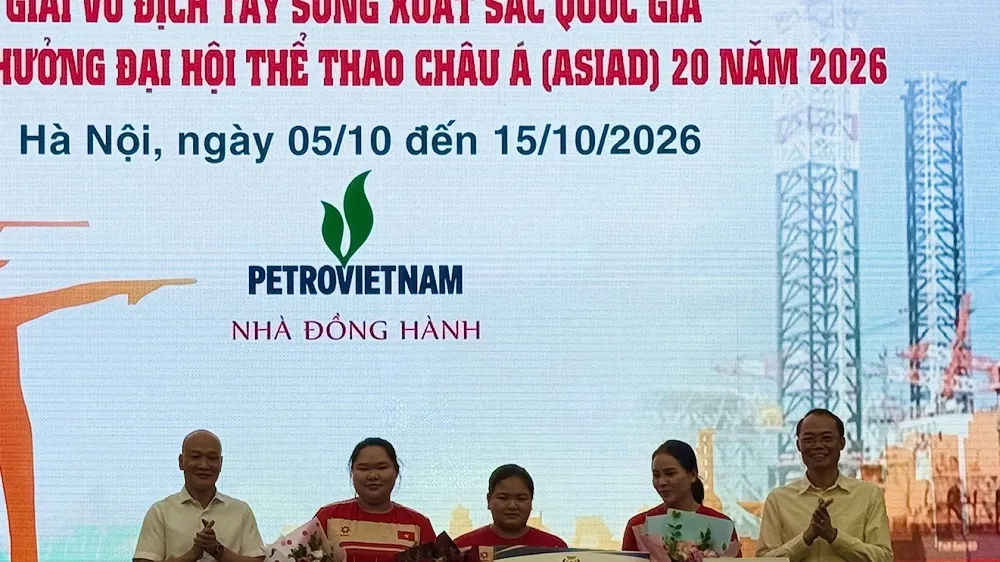 3 xạ thủ Đội tuyển bắn súng Việt Nam giành HCĐ ASIAD 20 được khen thưởng tổng 50 triệu đồng. Ảnh: MINH CHIẾN