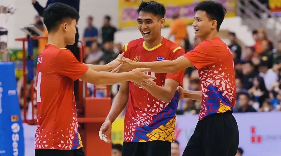 Ngoại binh Rivan (giữa) tiếp tục khoác áo đội Thể Công Tân Cảng tại vòng 2 năm nay. Ảnh: VFV