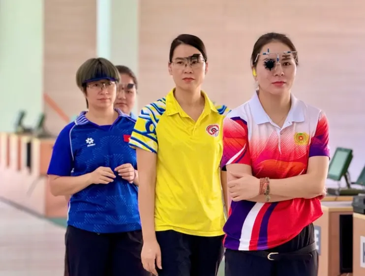 Xạ thủ Triệu Thị Hoa Hồng (áo vàng) của đội TPHCM tại giải đấu năm nay. Ảnh: CAO SƠN
